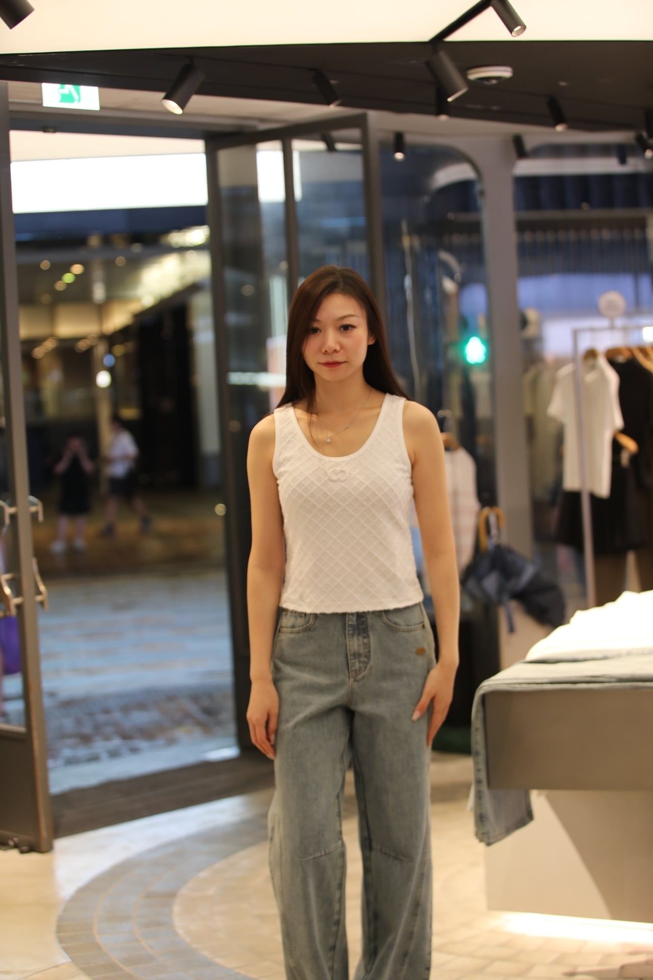  1.Quần jean xanh hai đường may cạnh, túi sau thêu ngôi sao 
