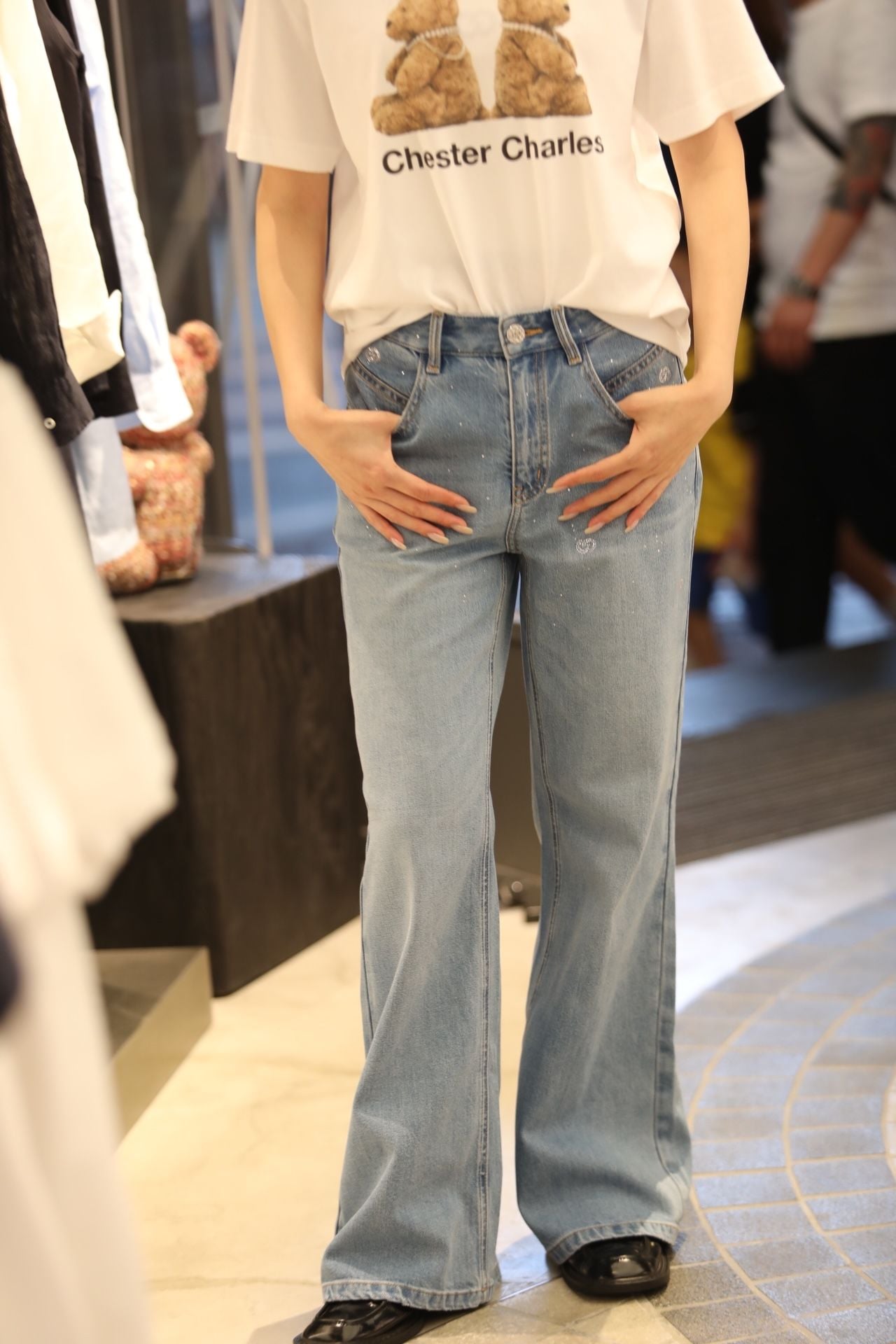  Jean xanh nhạt đính đá vẩy 