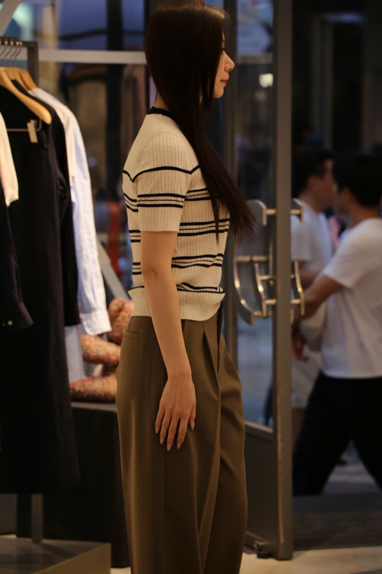  Áo ngắn tay kem sáng kẻ ngang, cổ viền đen 