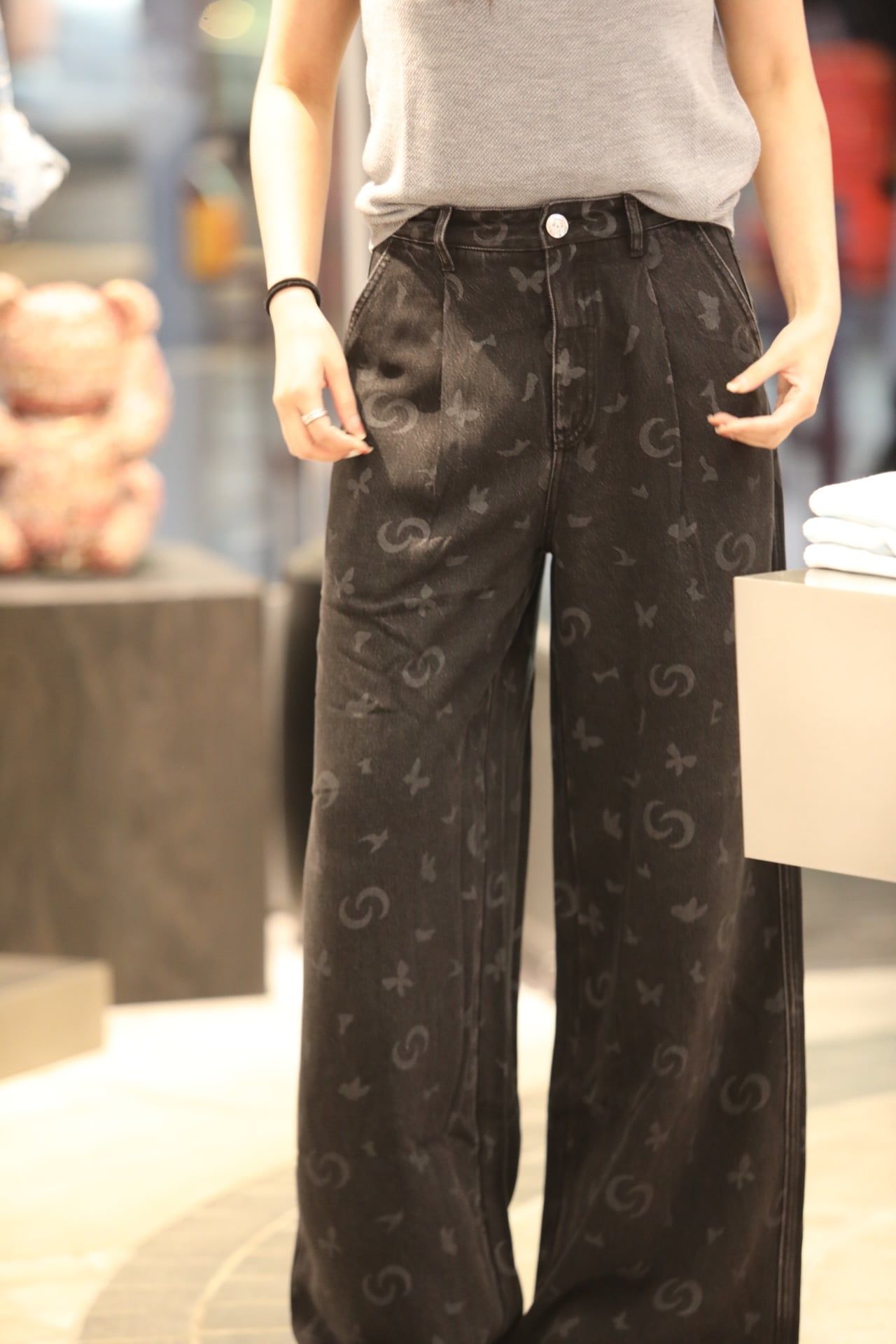  1.Quần jean Giấy đen - hoạ tiết 