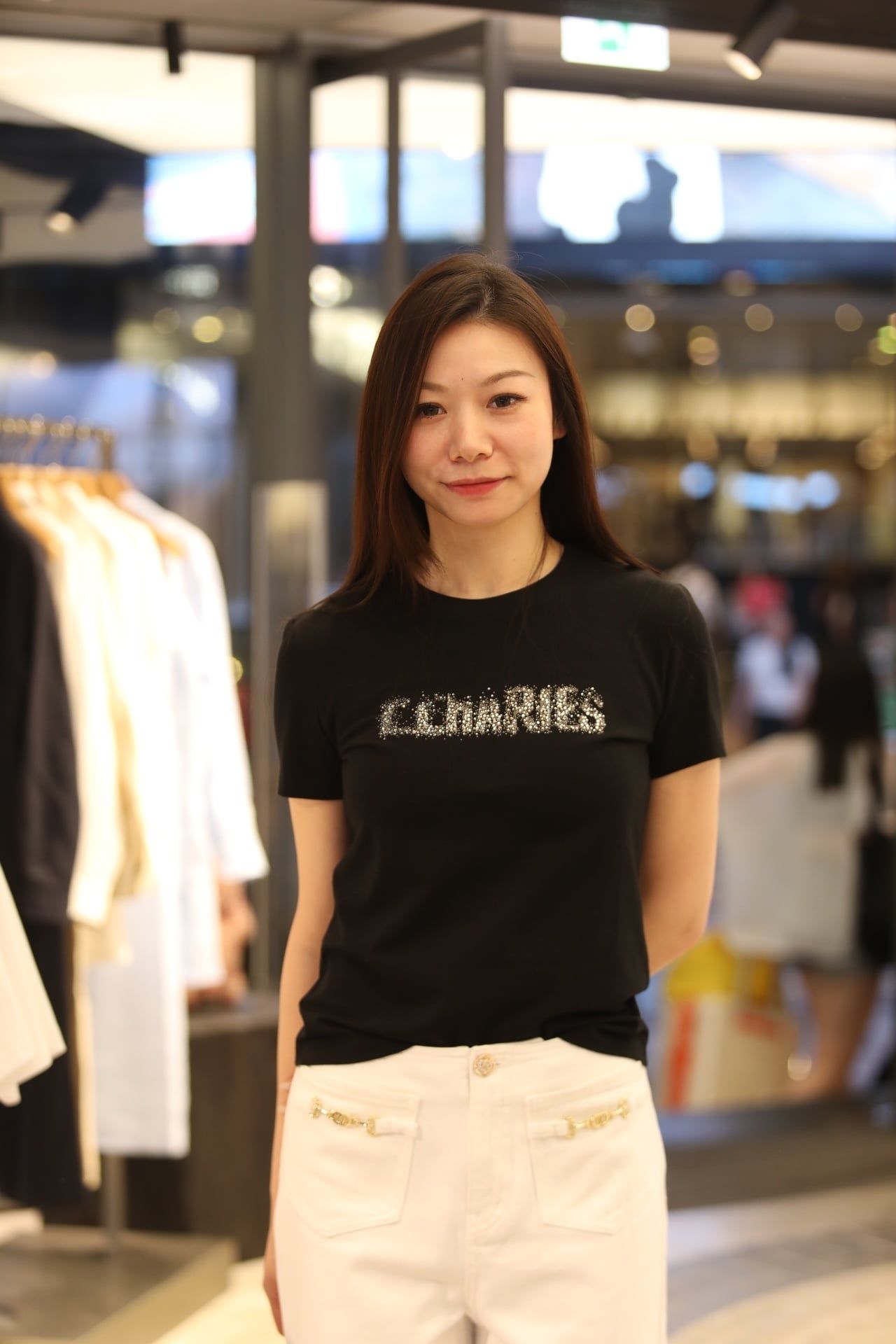  Quần jean trắng, cúc đính đá - 2 túi Logo xích vàng 