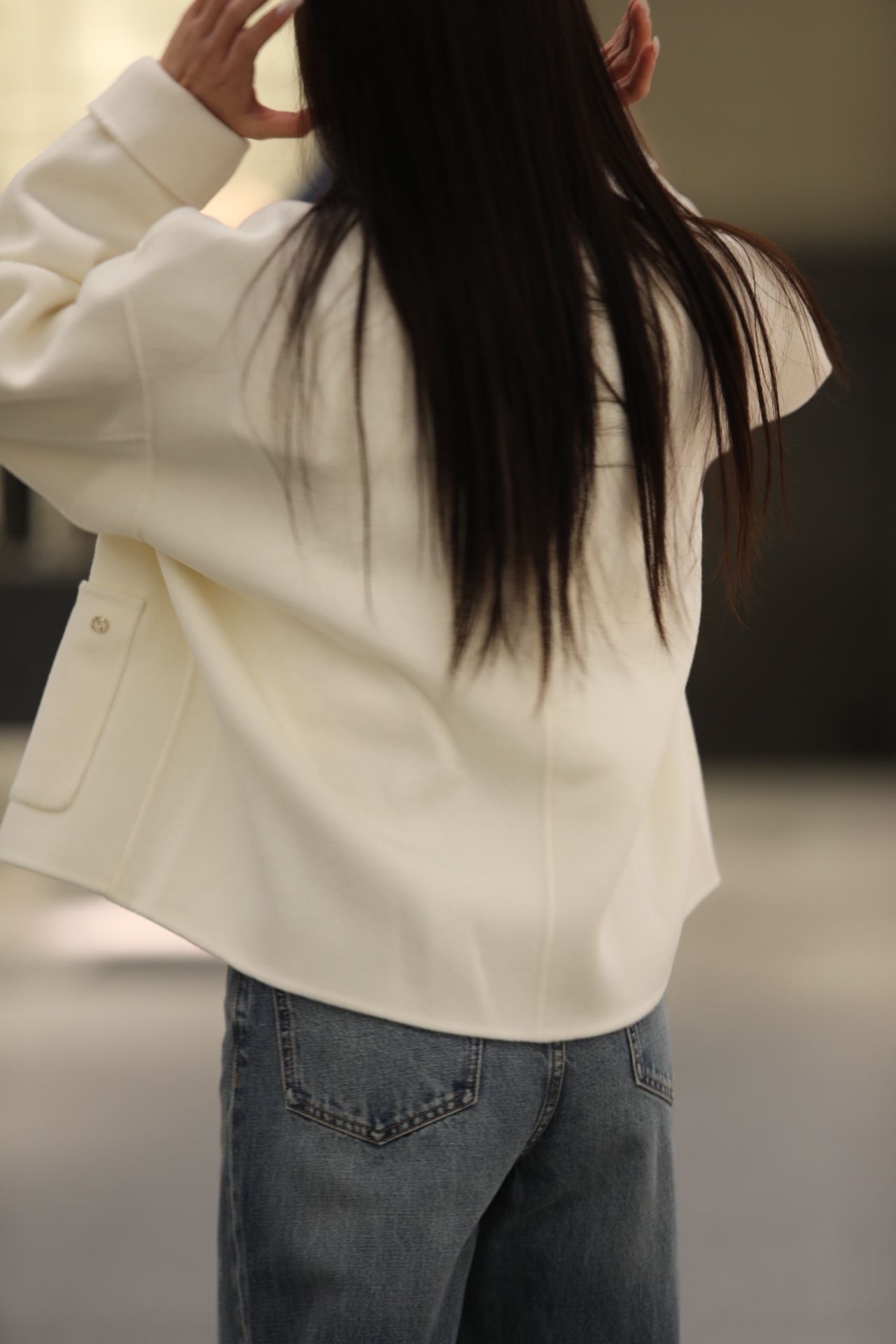  Áo dạ ép trắng cúc gấu vàng 
