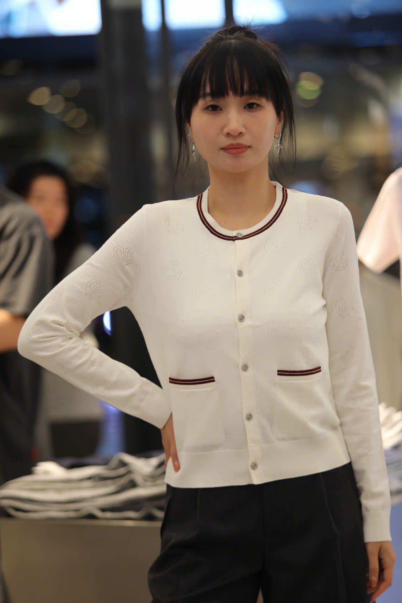  Áo CDG trắng cổ tròn dệt họa tiết – Cotton pha Silk 