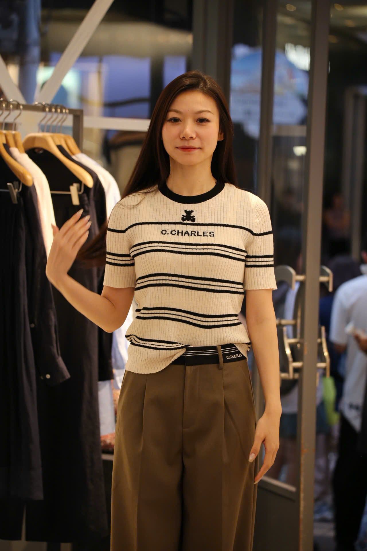  Áo ngắn tay kem sáng kẻ ngang, cổ viền đen 