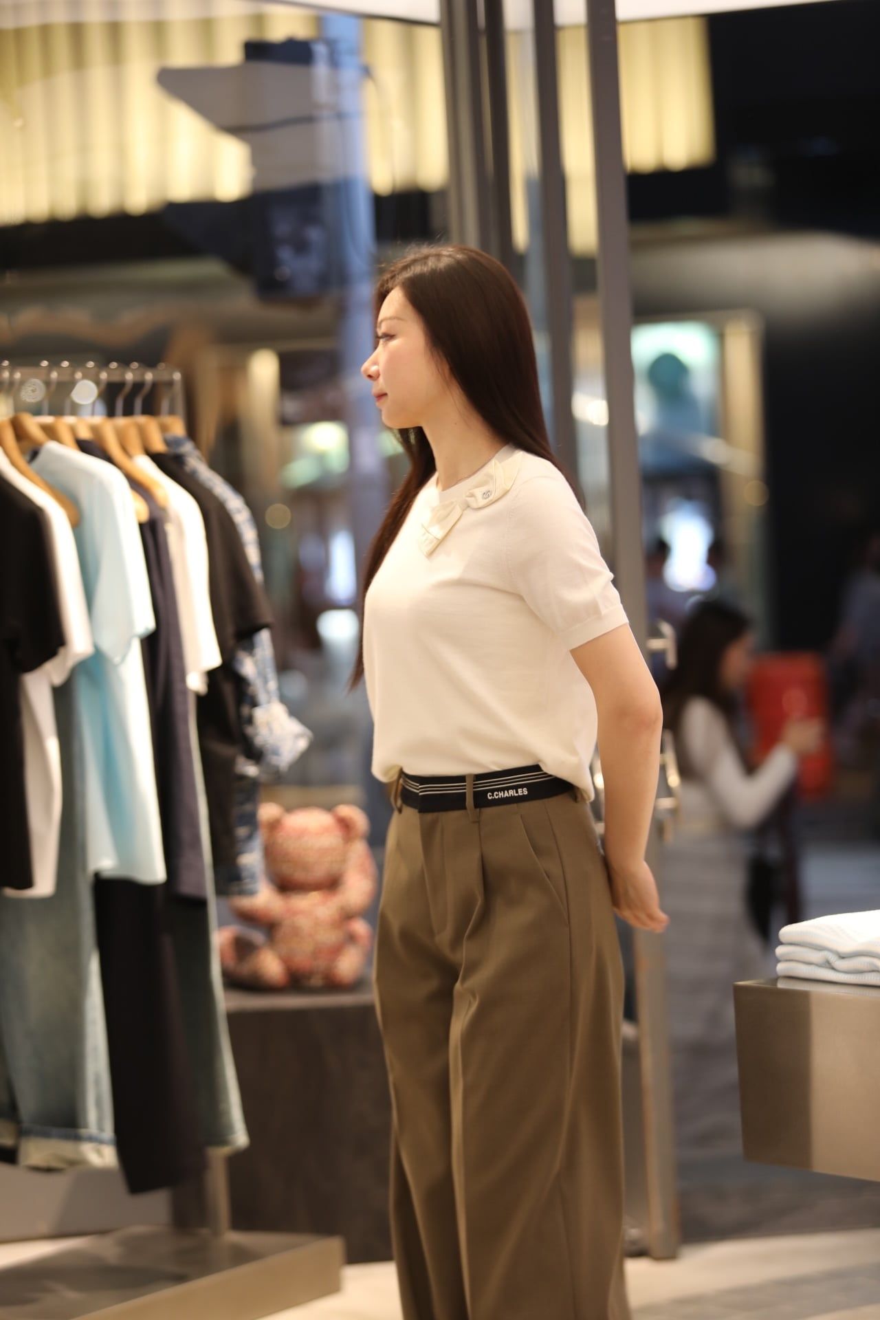  Áo dệt kim trắng kem đính nơ lệch vai 
