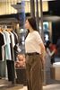  Áo dệt kim trắng kem đính nơ lệch vai 