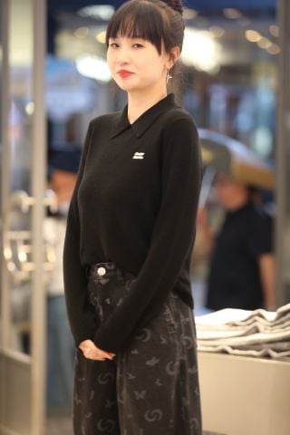  Áo len polo tay dài màu đen,chữ trắng 1 bên 