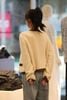  1.Quần jean xanh hai đường may cạnh, túi sau thêu ngôi sao 