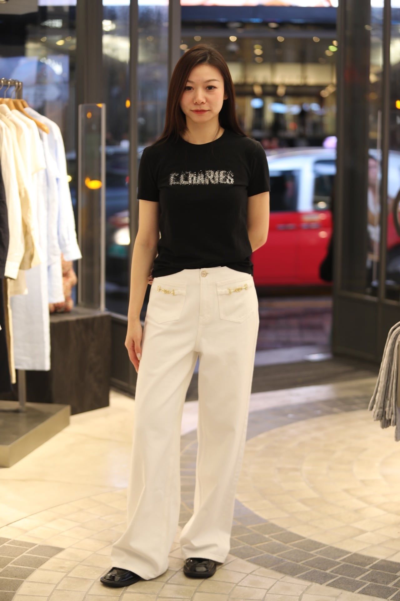  Quần jean trắng, cúc đính đá - 2 túi Logo xích vàng 