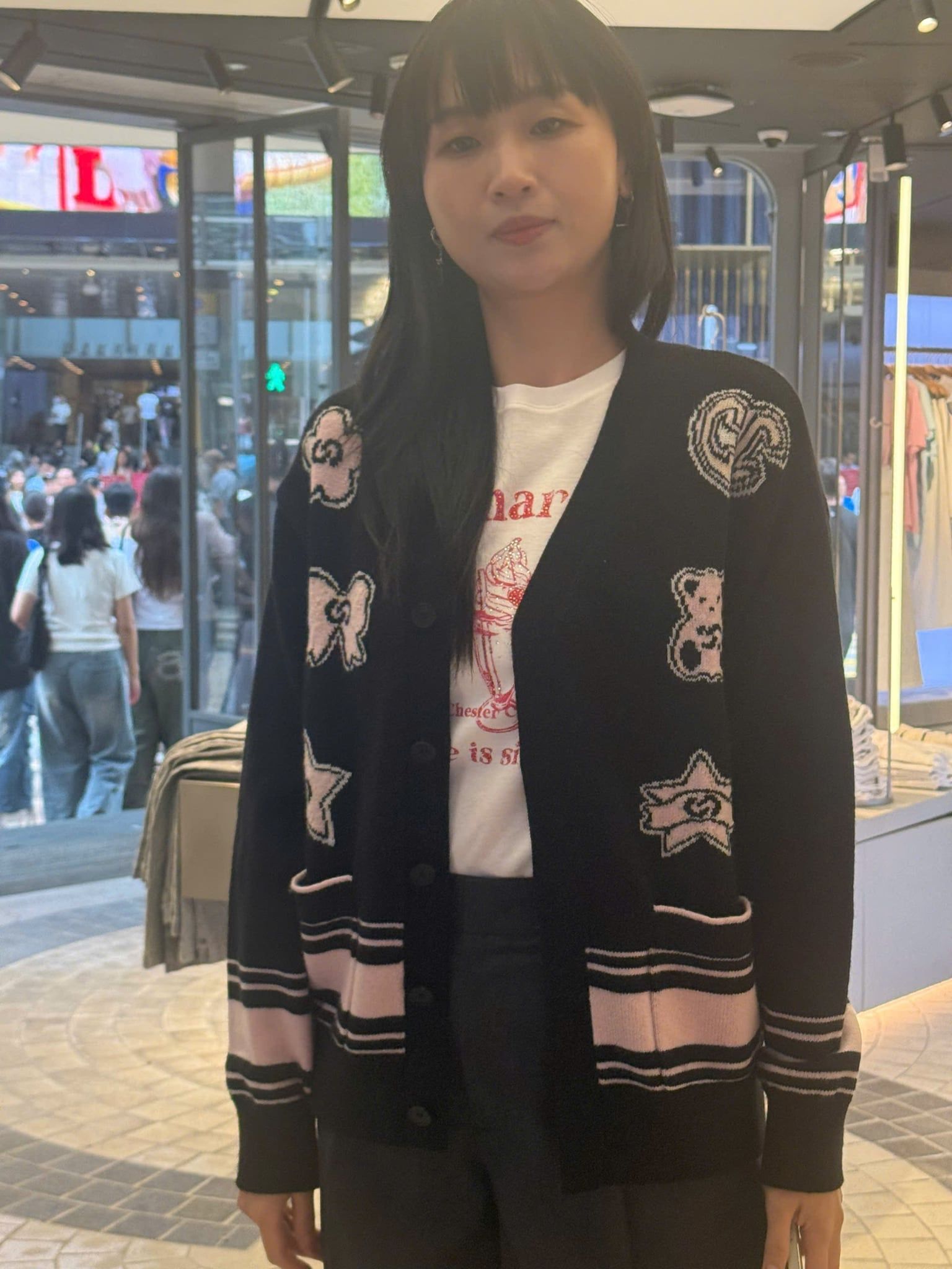  Áo CDG đen cổ V logo thêu nổi 