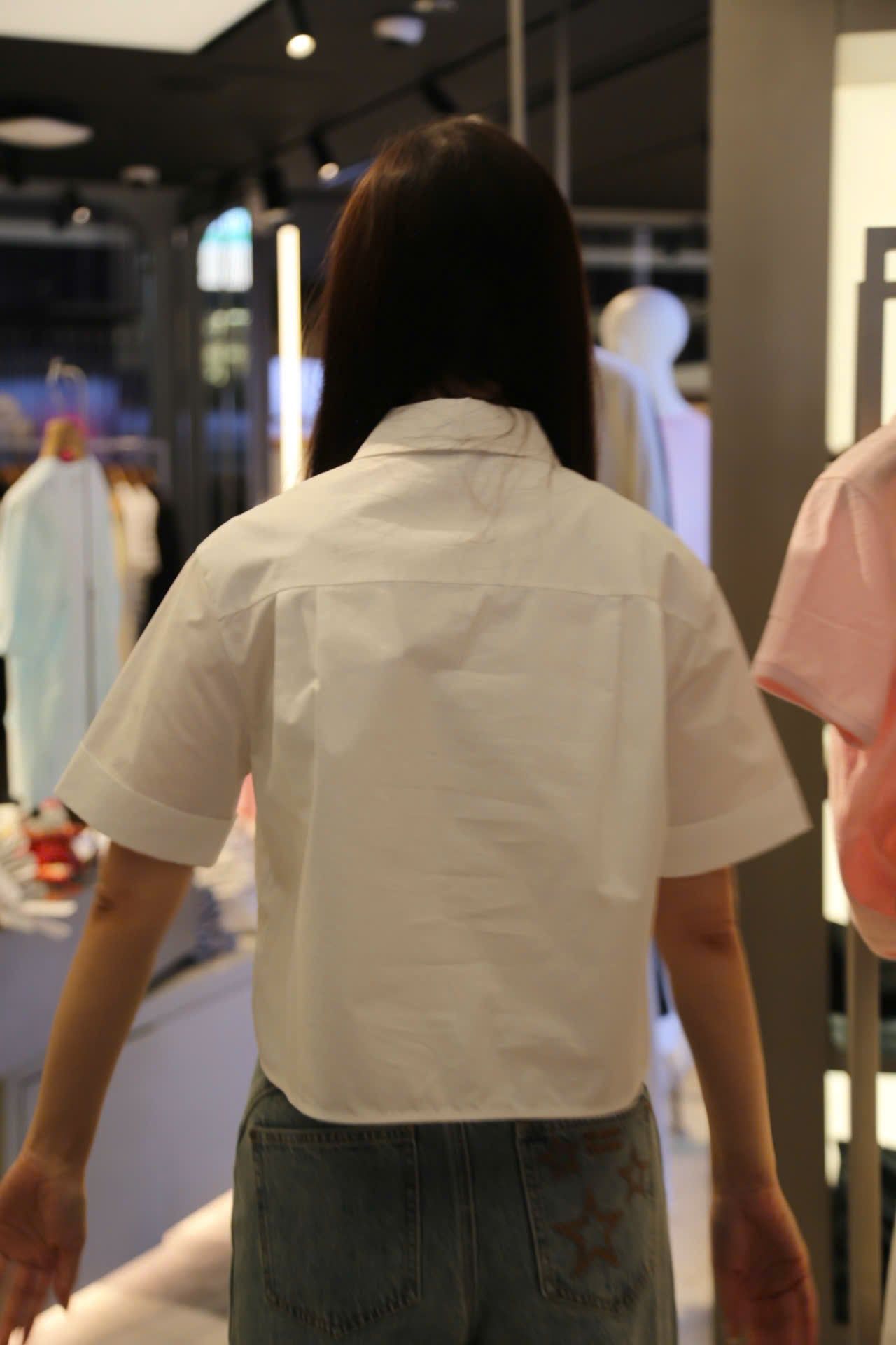  Áo sơmi trắng cúc ngọc, túi chữ 