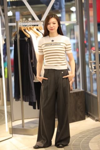  1.Áo thun trắng kẻ nâu ngôi sao giữa ngực 