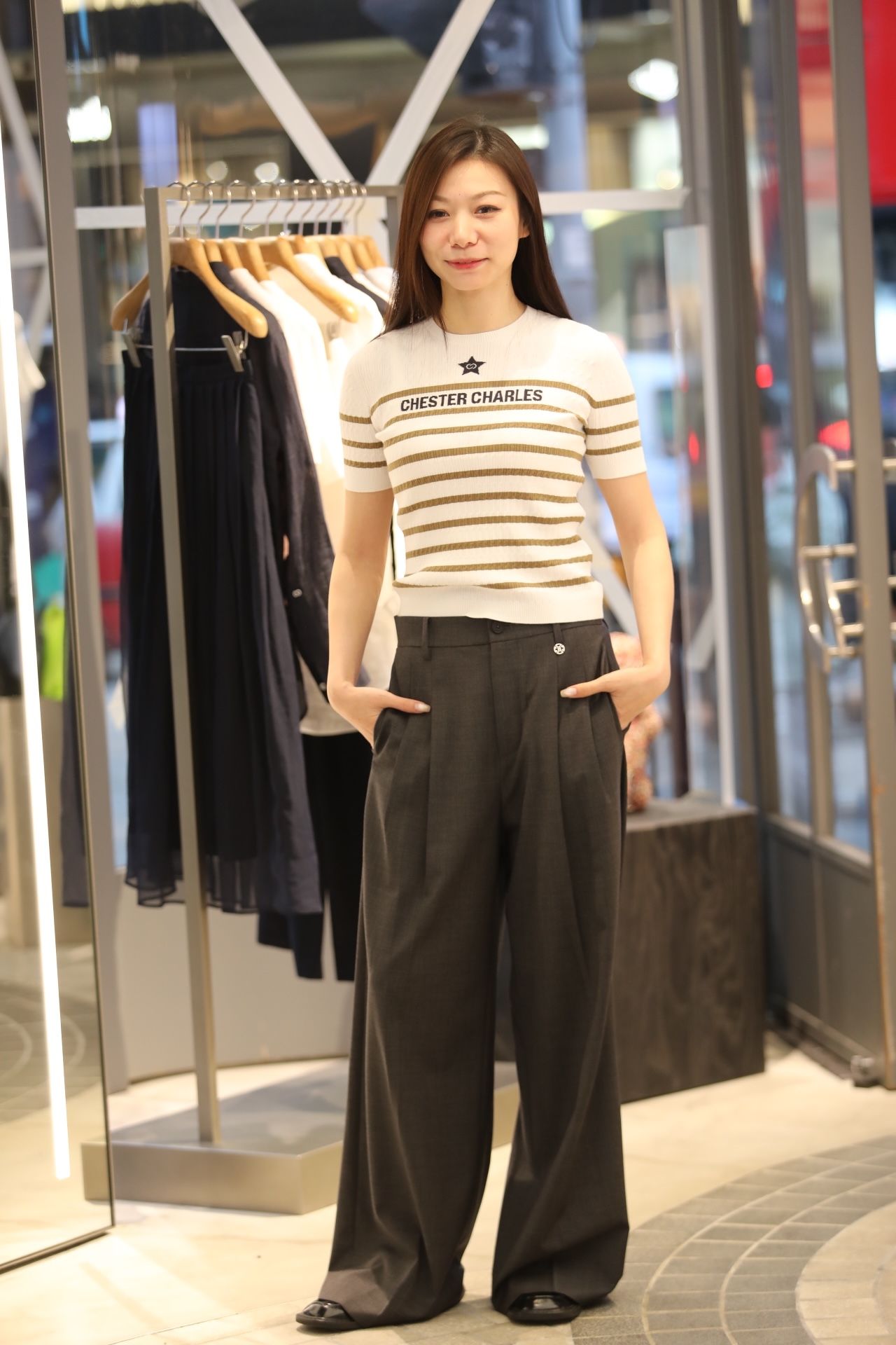  1.Áo thun trắng kẻ nâu ngôi sao giữa ngực 