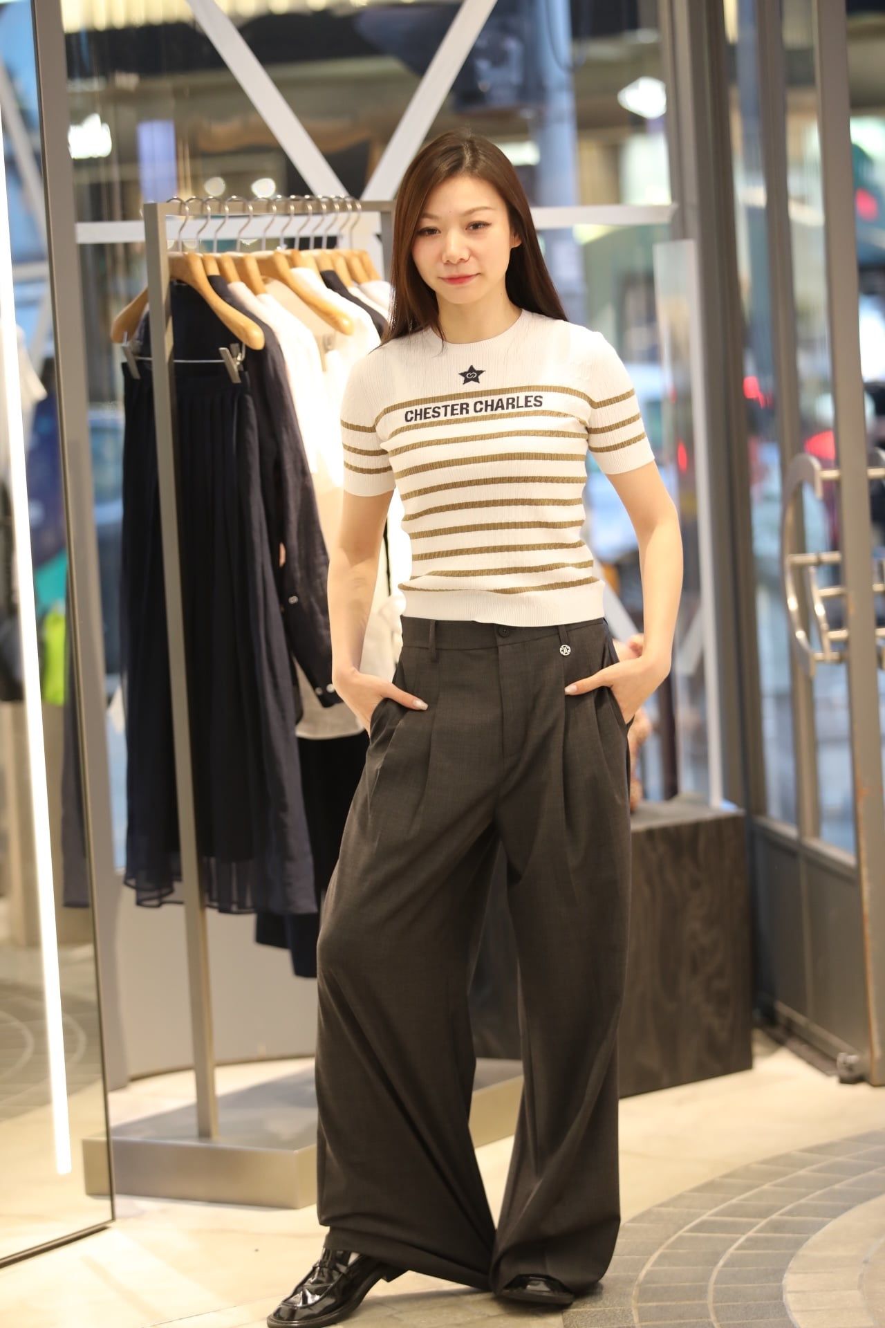  1.Áo thun trắng kẻ nâu ngôi sao giữa ngực 