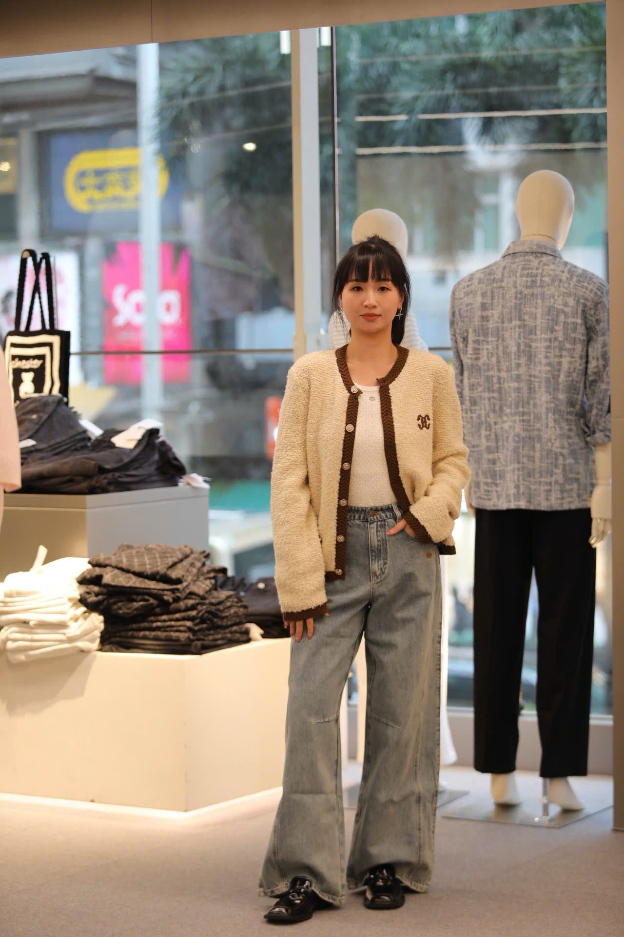 1.Quần jean xanh hai đường may cạnh, túi sau thêu ngôi sao 