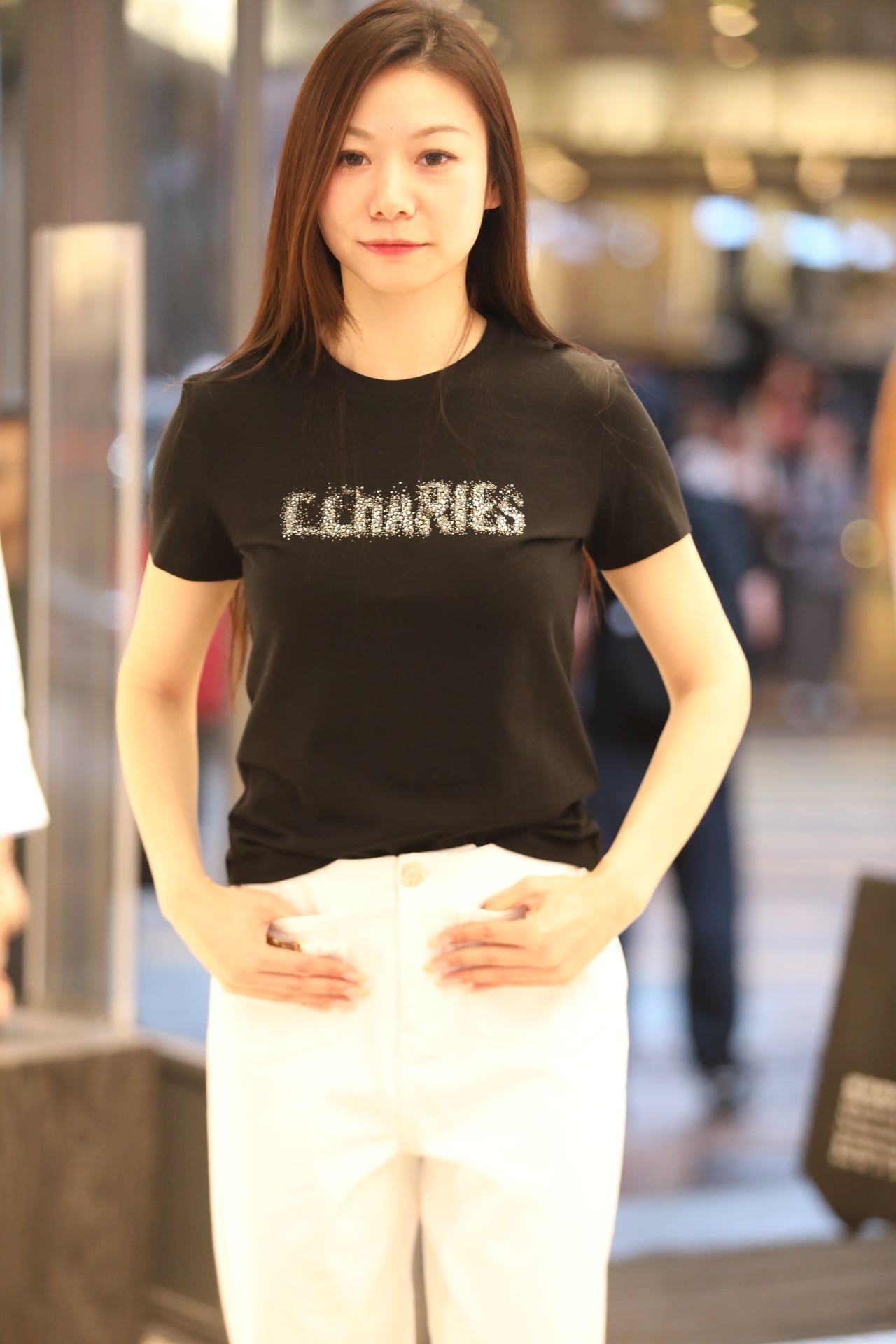  Quần jean trắng, cúc đính đá - 2 túi Logo xích vàng 