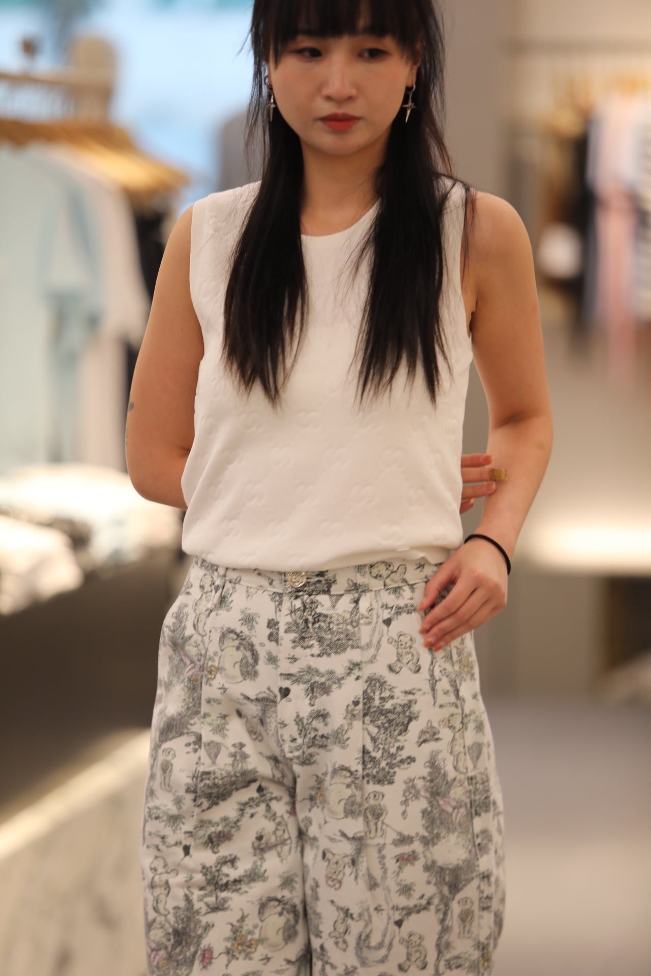 Áo tanktop trắng logo chìm 