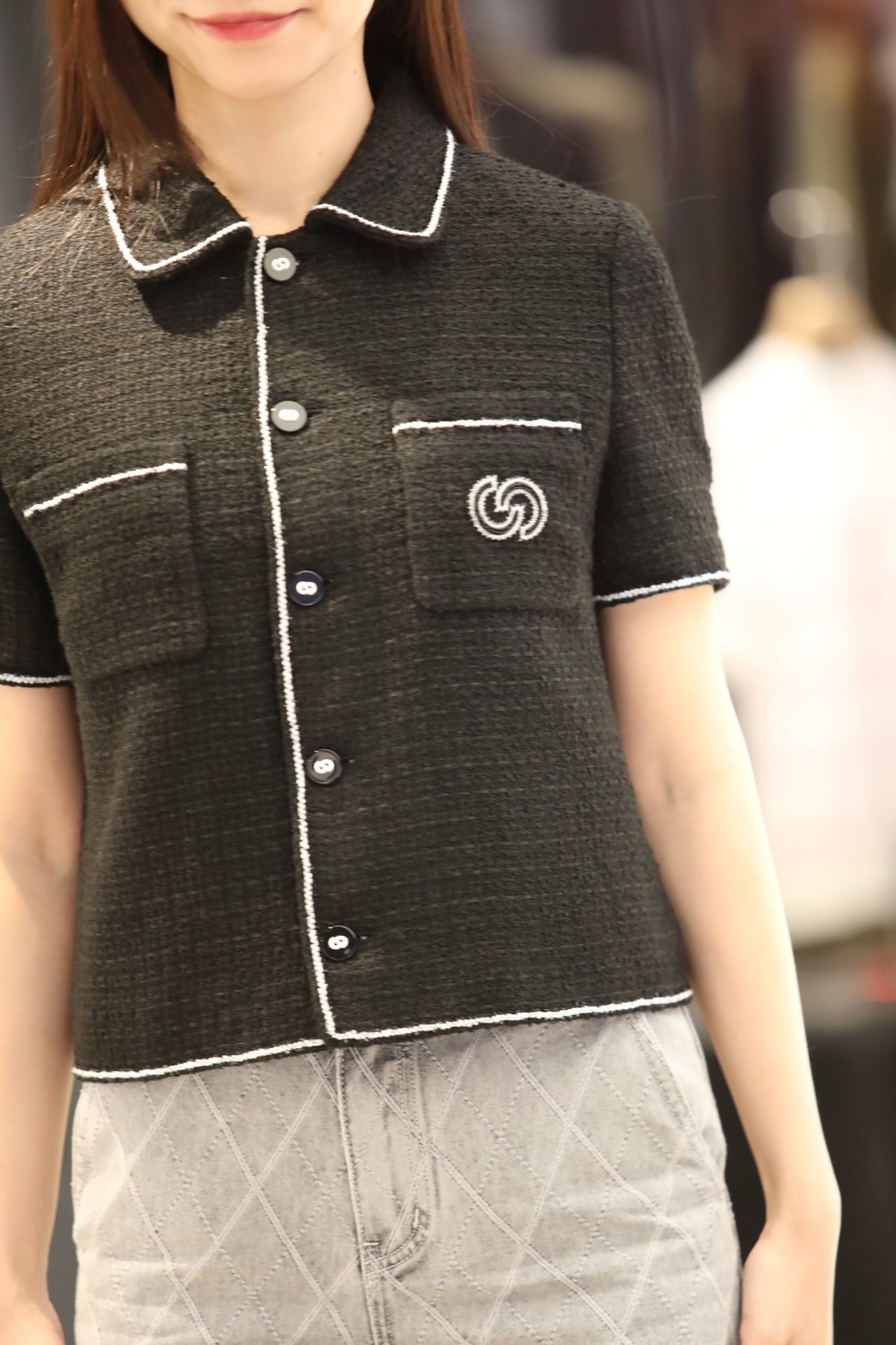  1.Áo tweed đen CDG viền trắng ngắn tay-logo túi ngực 