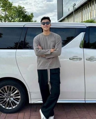  1.Áo thun dài tay nâu Nam CC, chữ ngực nổi 