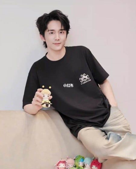  Áo phông đen Logo ngực - New 