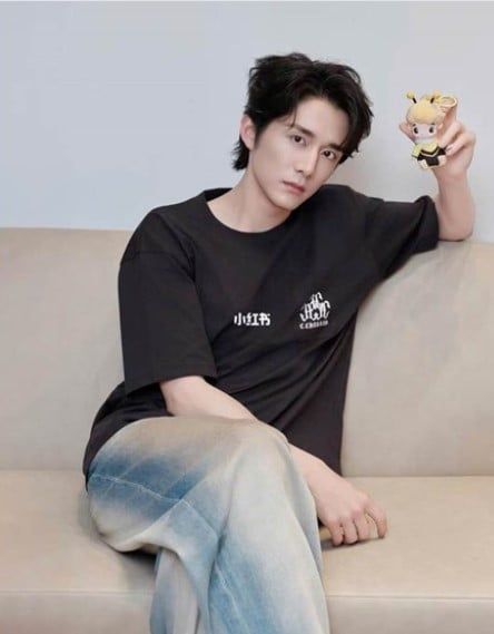  Áo phông đen Logo ngực - New 