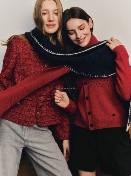  1.Áo Twed đỏ - logo 2 túi V 