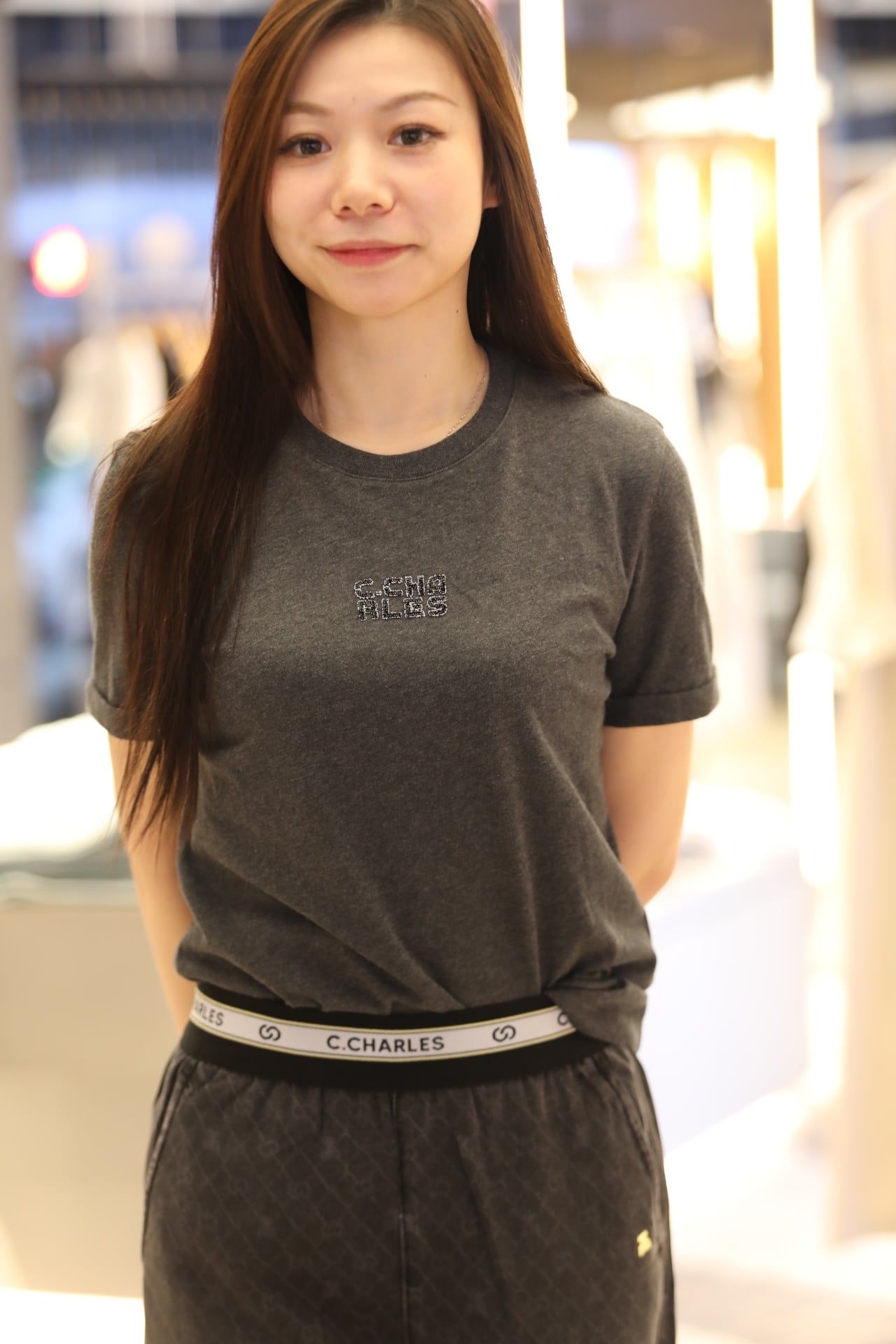  Áo phông xám chữ đính đá ngực 