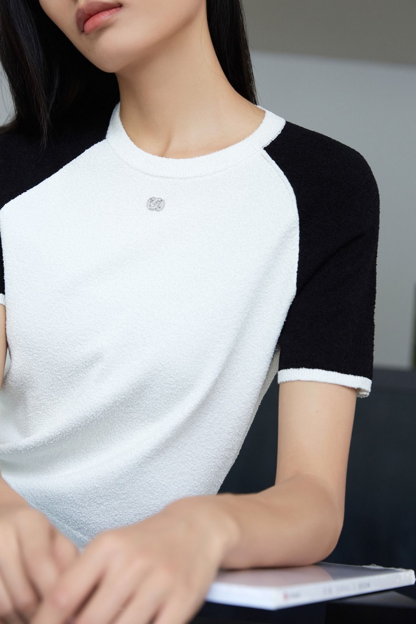  Áo len trắng tay đen - logo nhỏ đính đá 