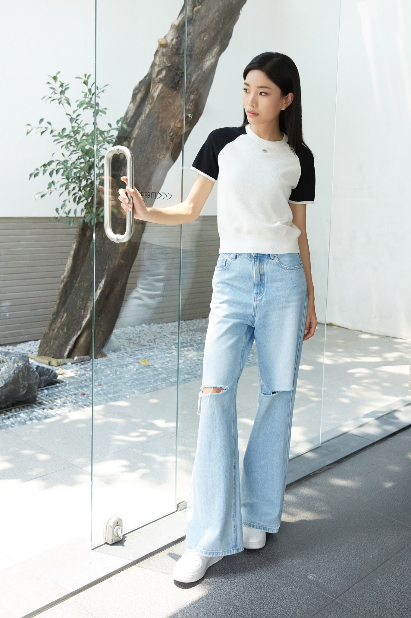  Áo len trắng tay đen - logo nhỏ đính đá 