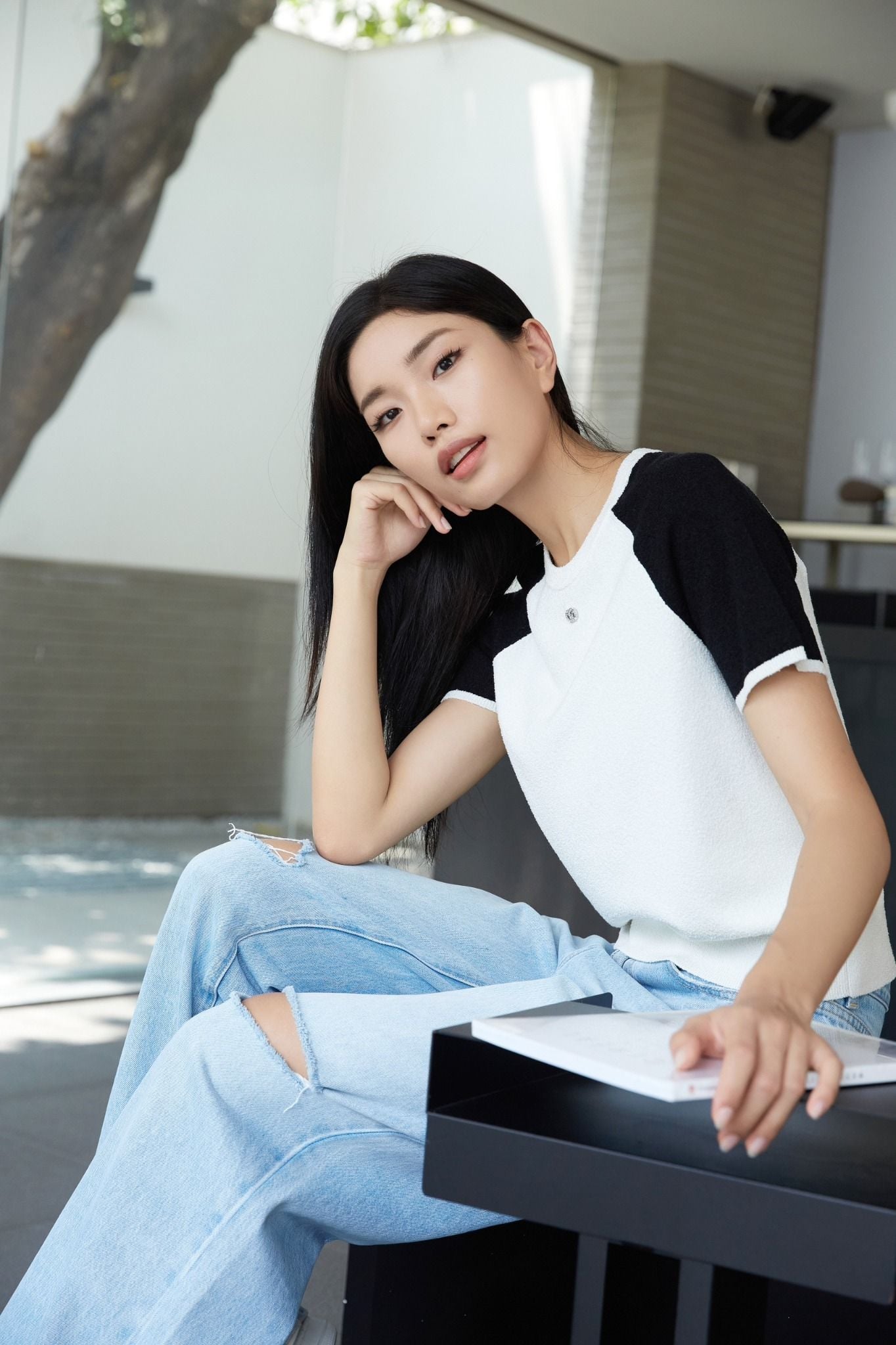  Áo len trắng tay đen - logo nhỏ đính đá 