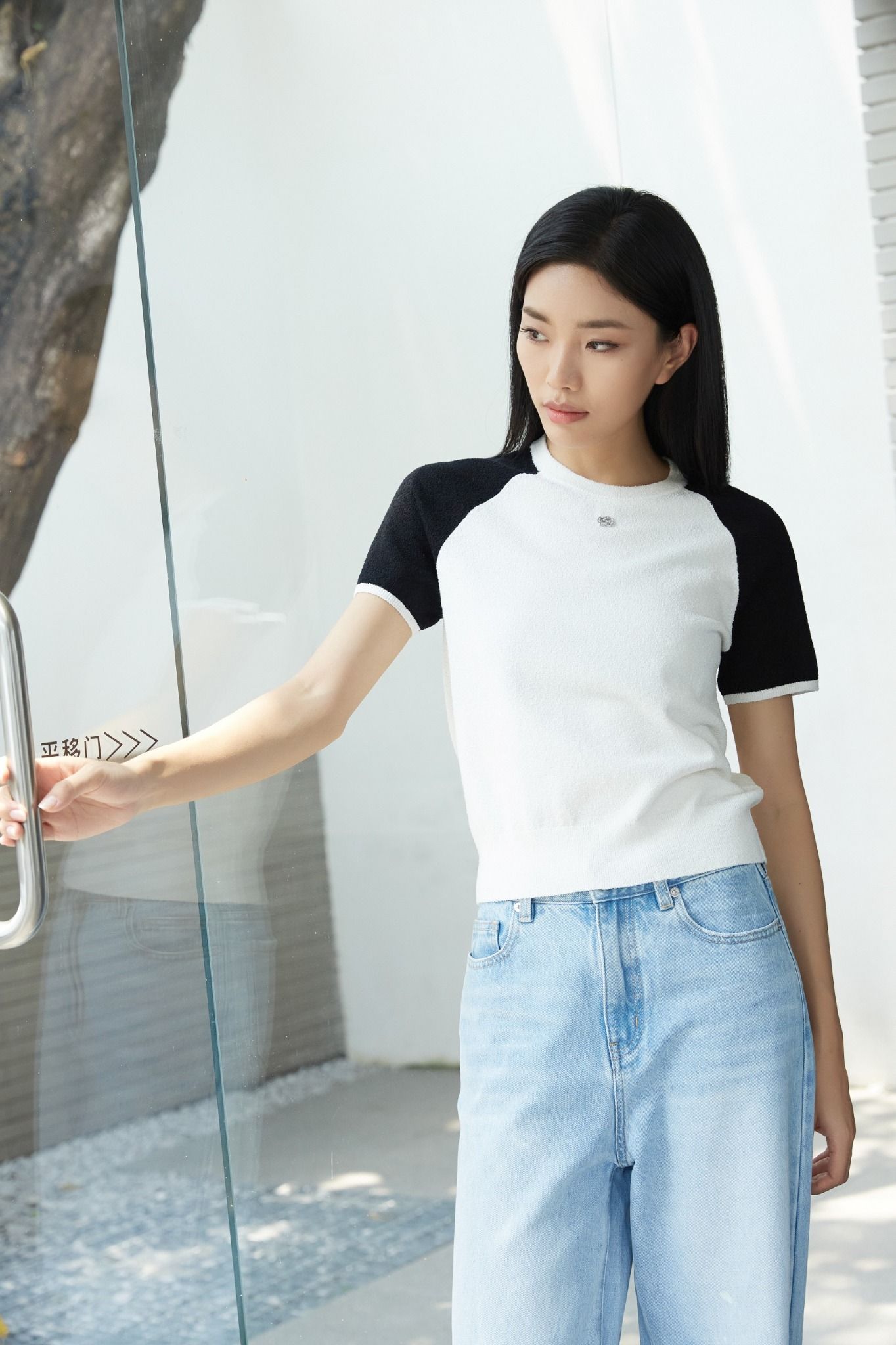  Áo len trắng tay đen - logo nhỏ đính đá 