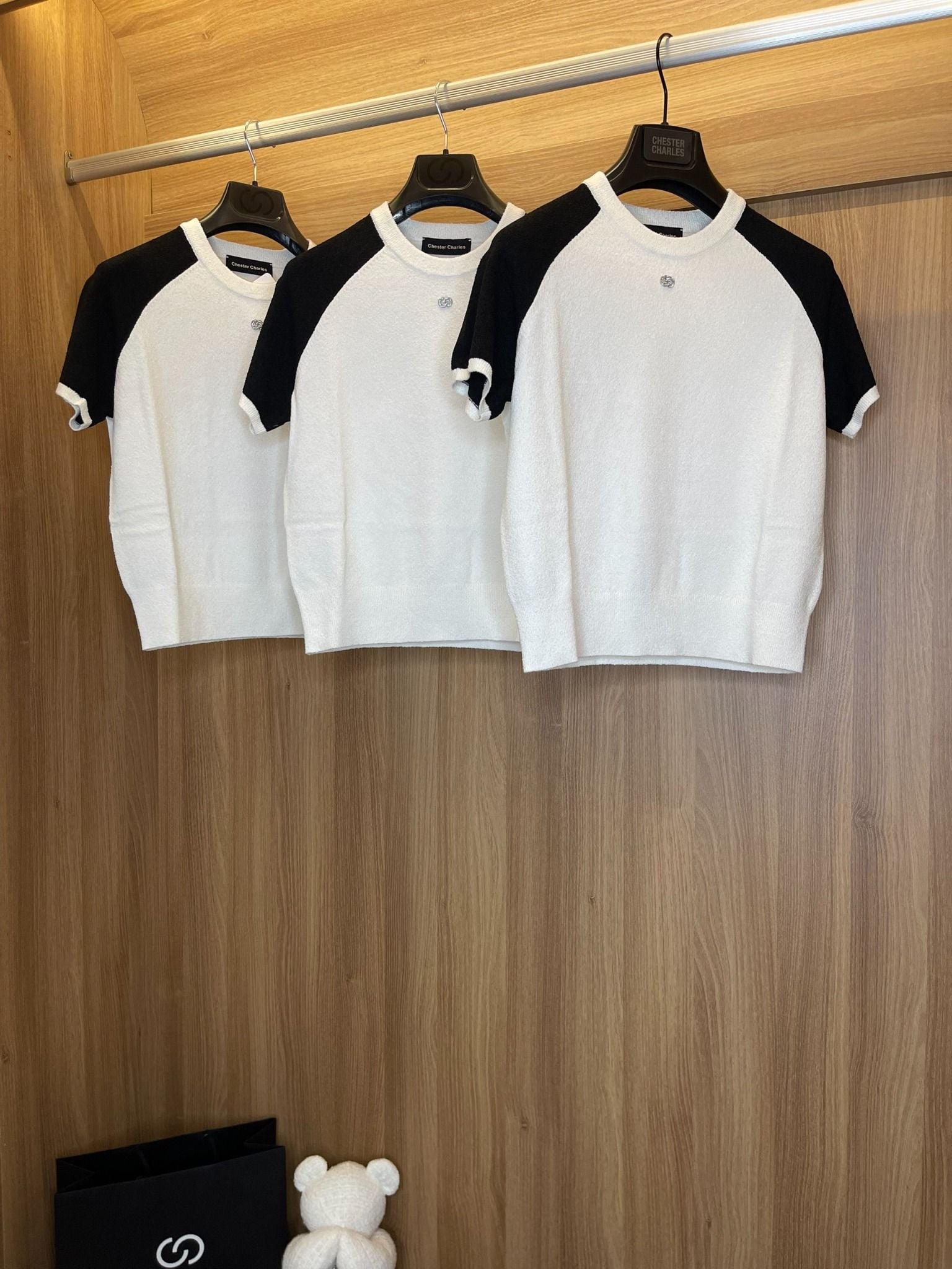  Áo len trắng tay đen - logo nhỏ đính đá 