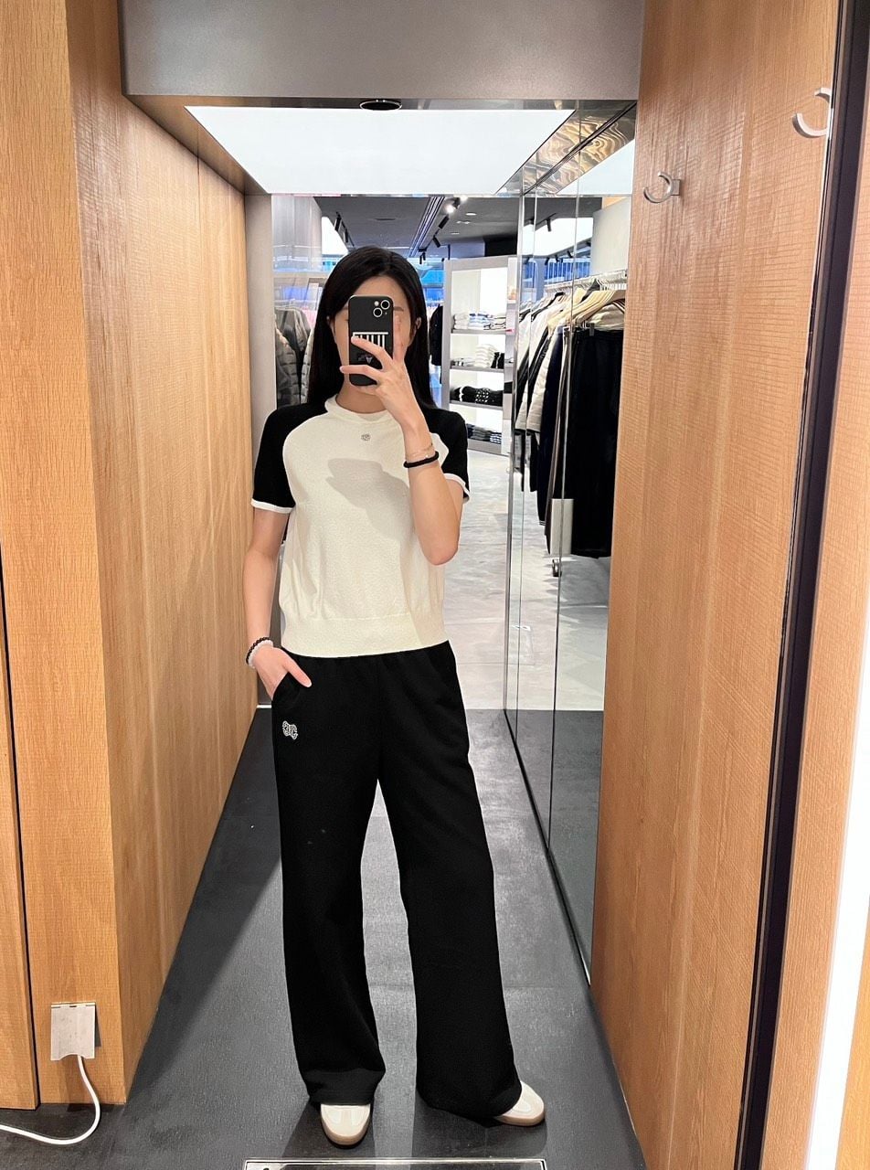  Áo len trắng tay đen - logo nhỏ đính đá 