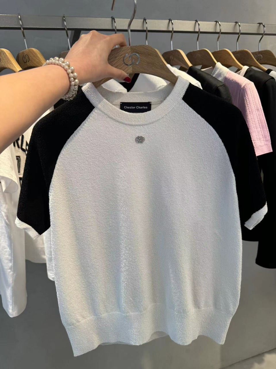  Áo len trắng tay đen - logo nhỏ đính đá 