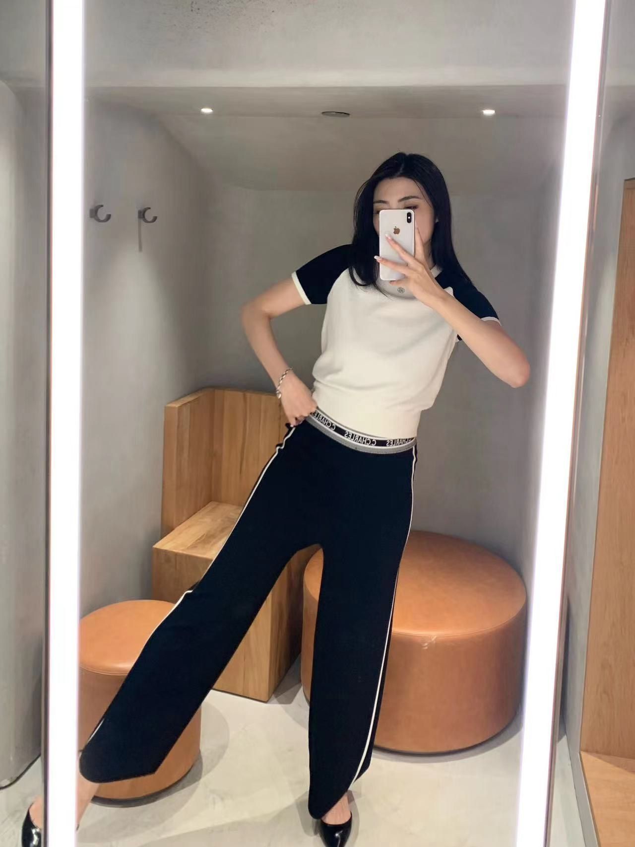  Áo len trắng tay đen - logo nhỏ đính đá 