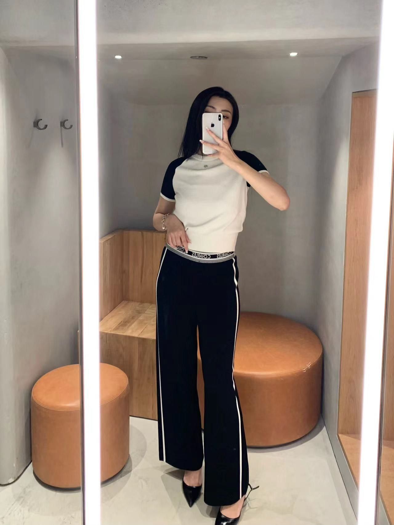  Áo len trắng tay đen - logo nhỏ đính đá 