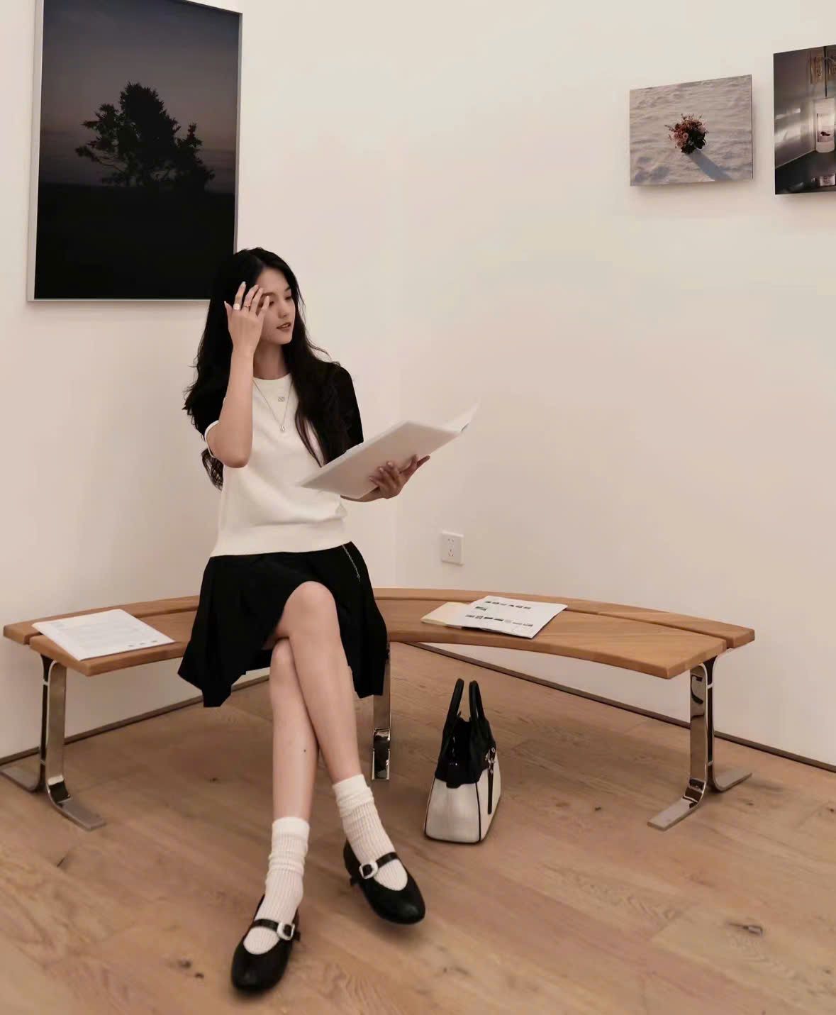  Áo len trắng tay đen - logo nhỏ đính đá 