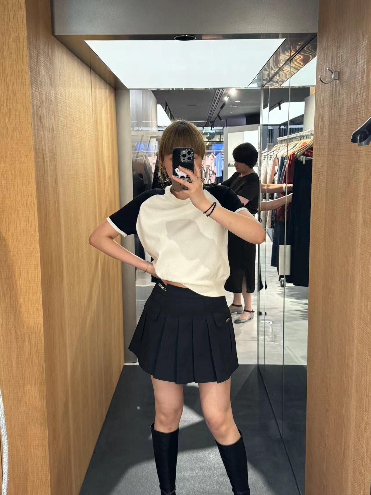  Áo len trắng tay đen - logo nhỏ đính đá 