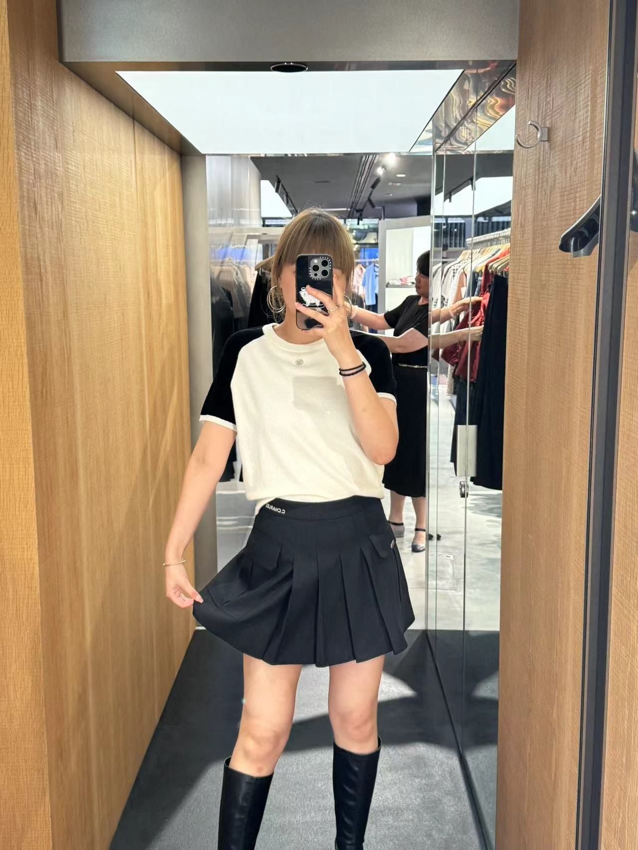  Áo len trắng tay đen - logo nhỏ đính đá 