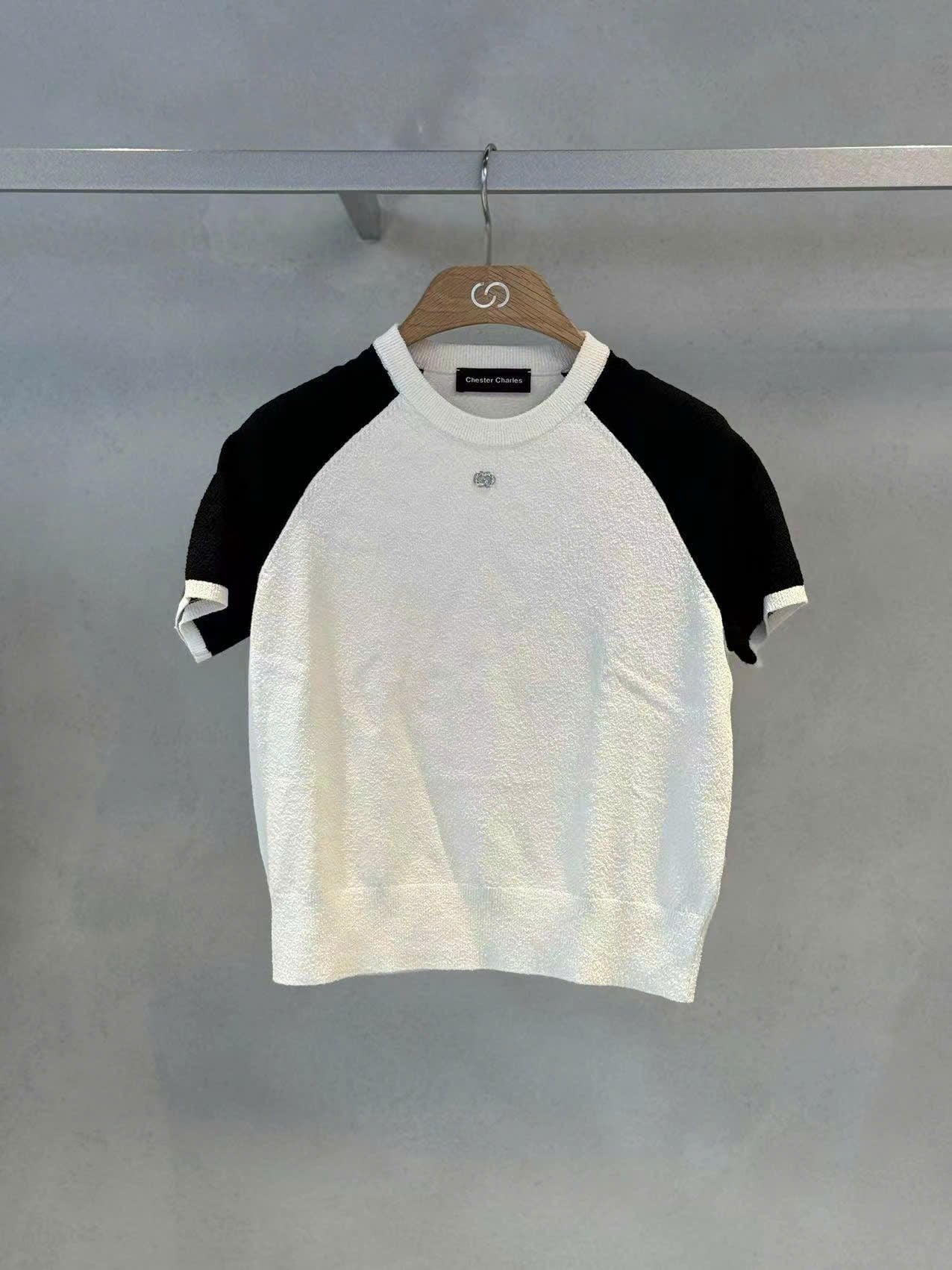  Áo len trắng tay đen - logo nhỏ đính đá 