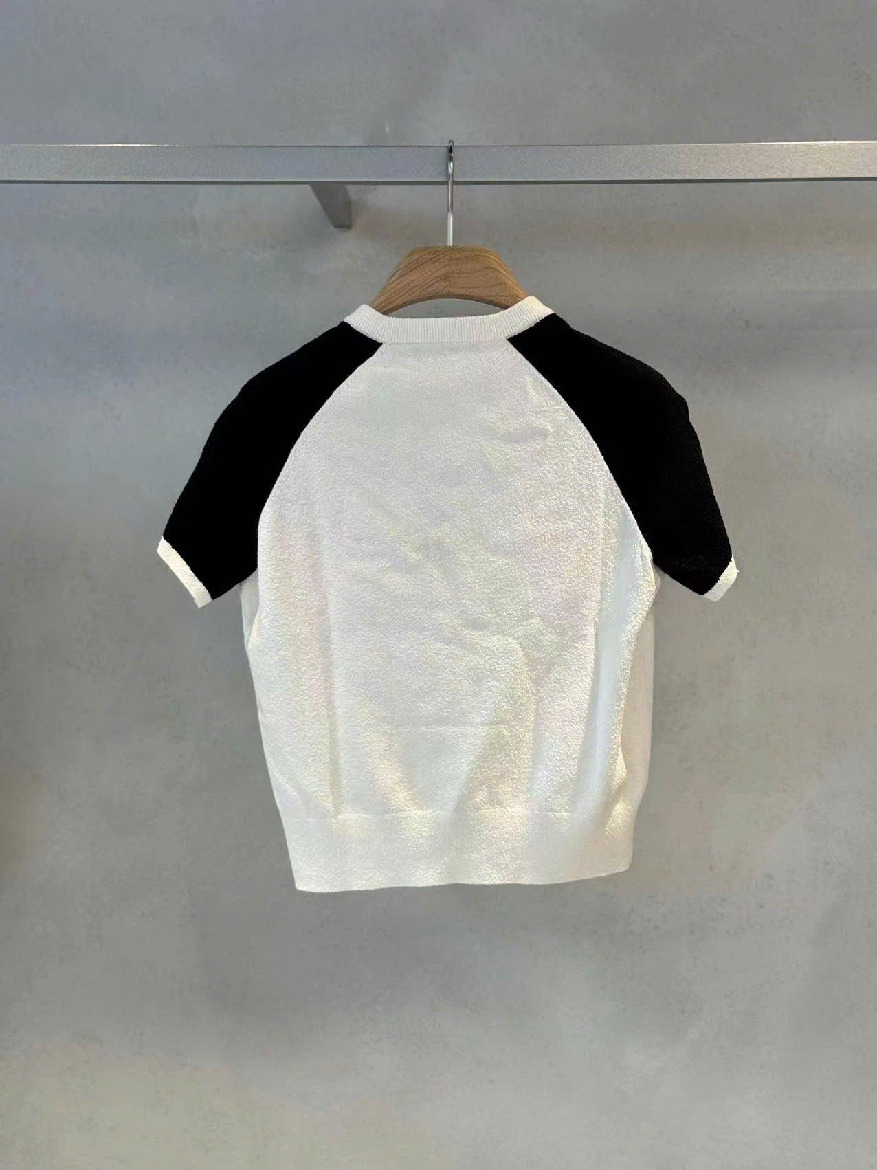  Áo len trắng tay đen - logo nhỏ đính đá 