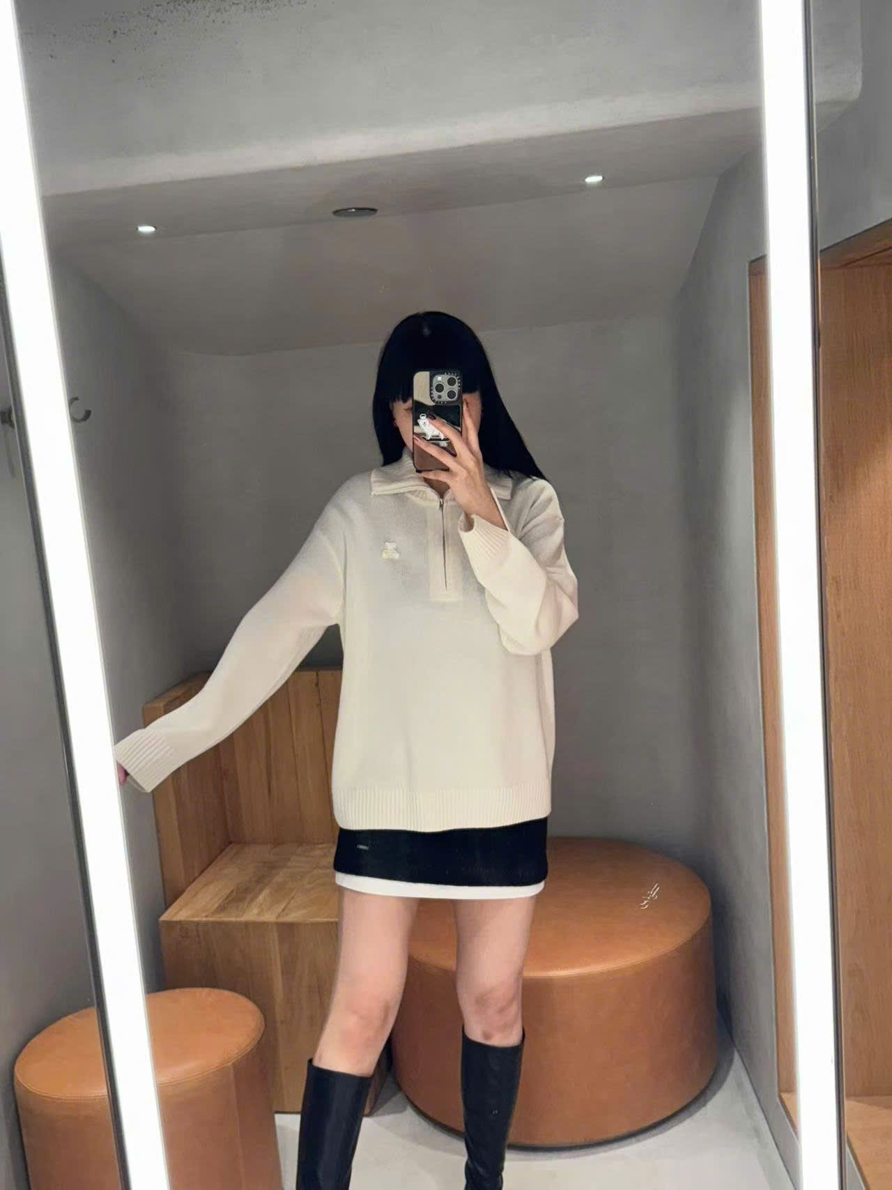  Áo trắng dài tay cổ khóa zip 