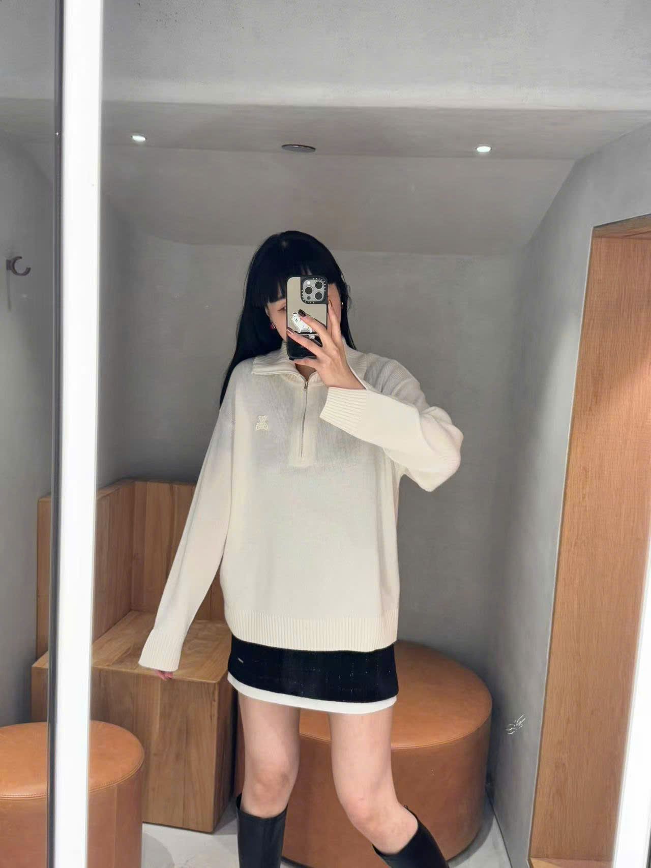  Áo trắng dài tay cổ khóa zip 