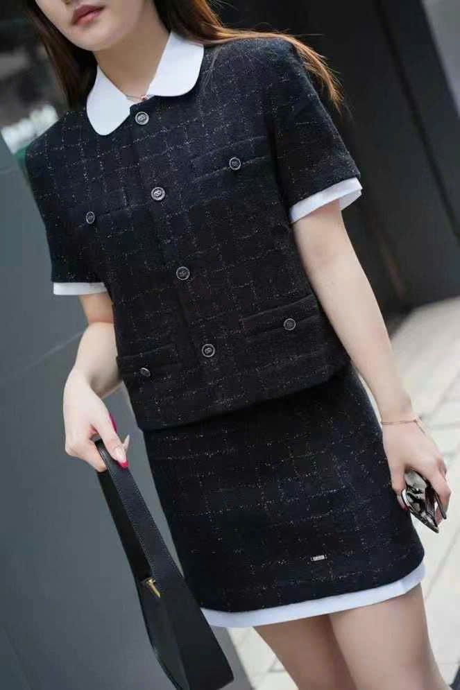  Áo Twed ngắn tay đen- Cổ trắng, tay viền trắng 