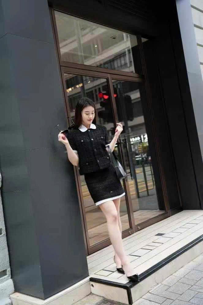  Áo Twed ngắn tay đen- Cổ trắng, tay viền trắng 