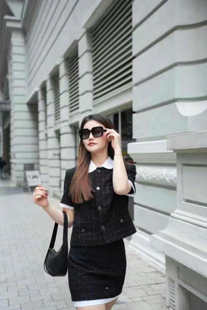  Áo Twed ngắn tay đen- Cổ trắng, tay viền trắng 