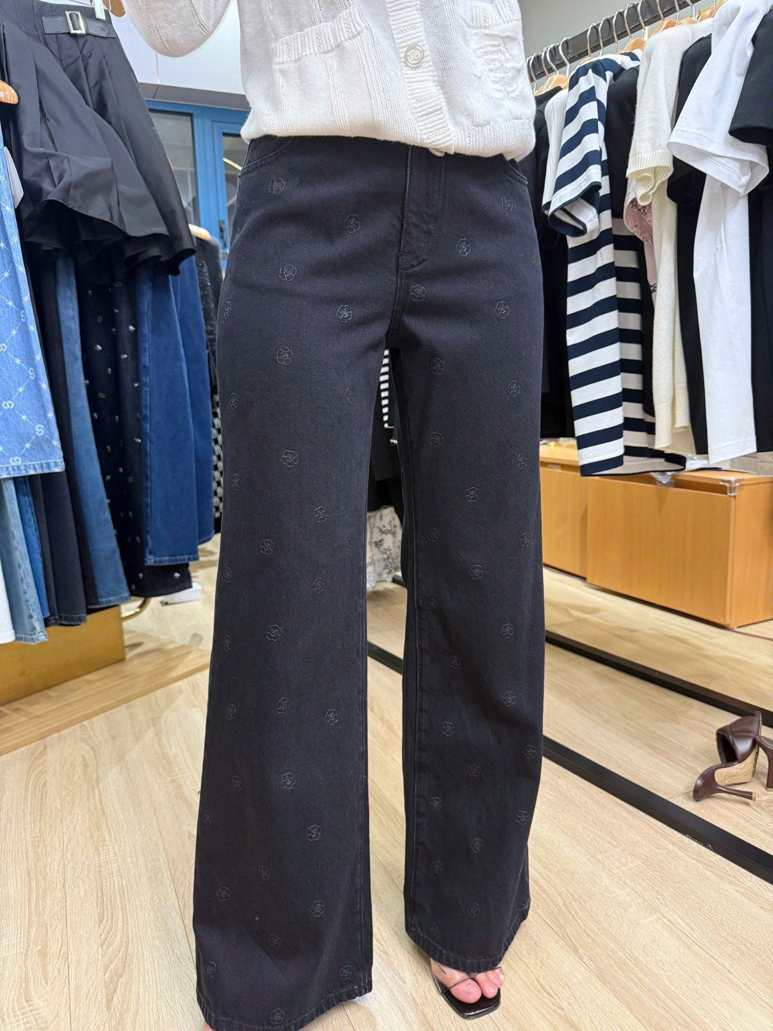  Quần jean đen hoa trà 