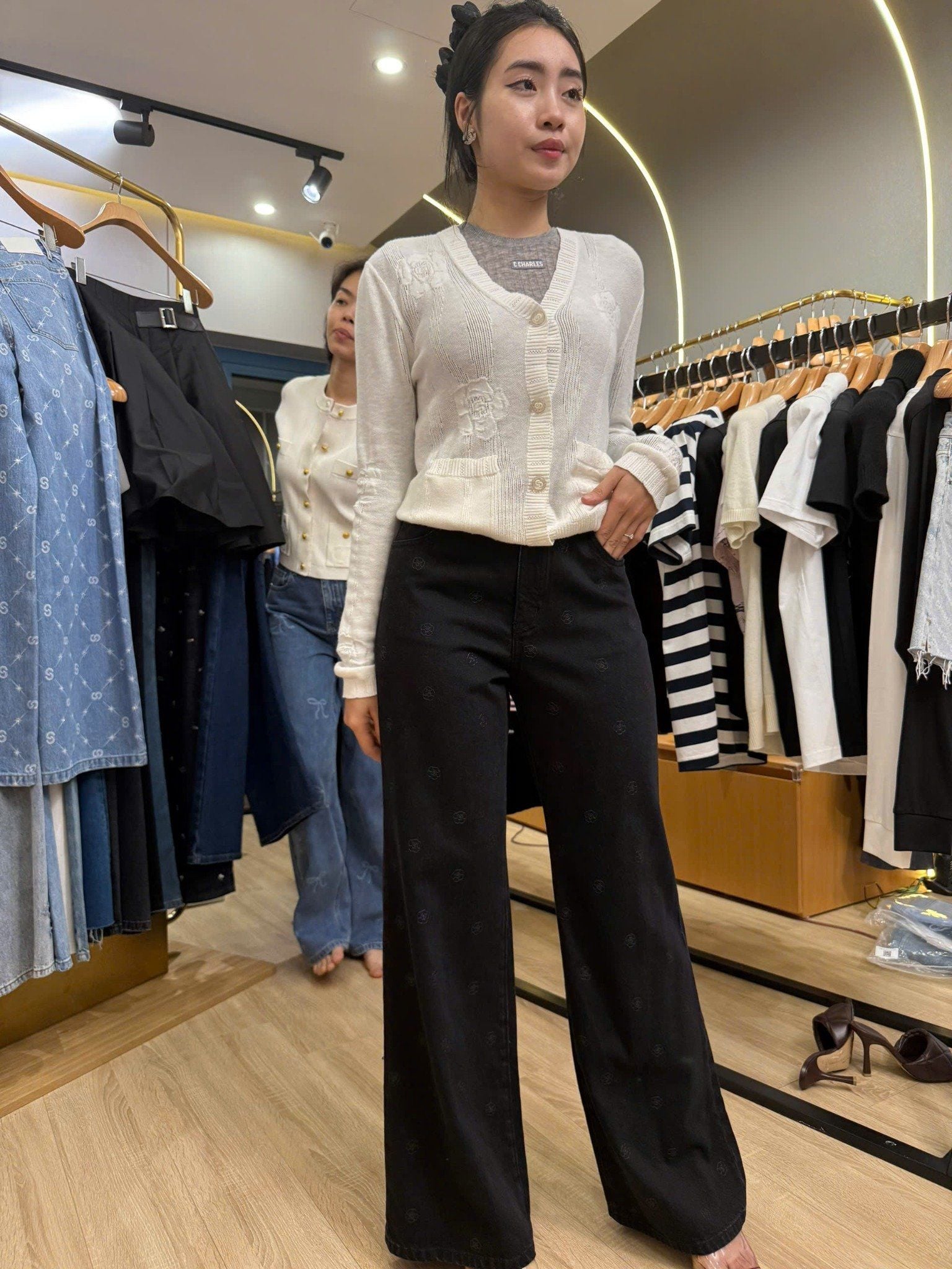  Quần jean đen hoa trà 