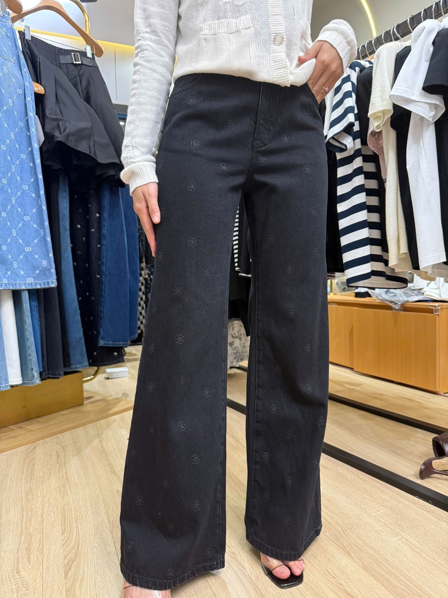  Quần jean đen hoa trà 