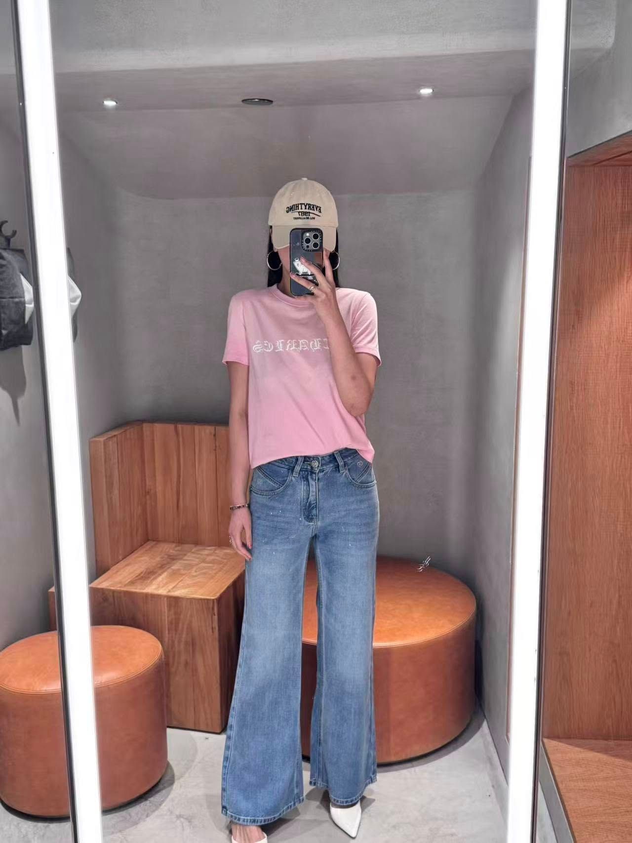  Áo phông hồng - chữ logo trắng 